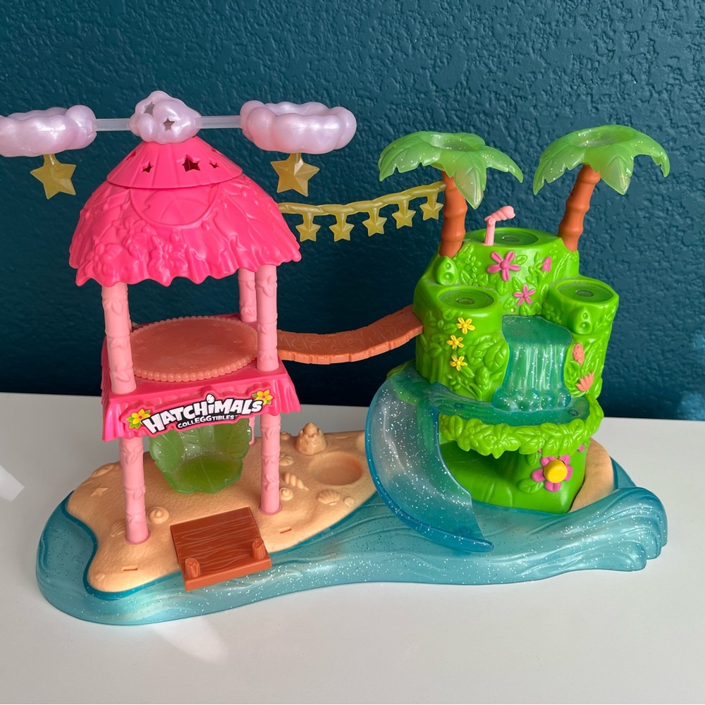 Hatchimals CollEGGtibles Tropical Party Playset with lights and sounds